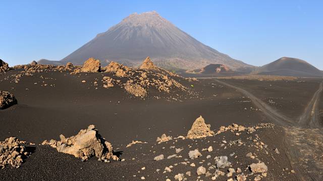 Eine Vulkanlandschaft mit einem Vulkan im Hintergrund auf der Insel Fogo, Kapverden.