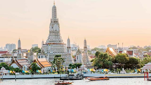 Wat Arun Tempel am Chao Phraya Fluss, Bangkok, Thailand.