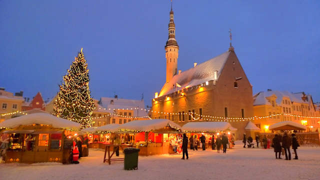 Blick auf den Weihnachtsmarkt in Tallinn, Estland. © Piero Damiani via Getty Images