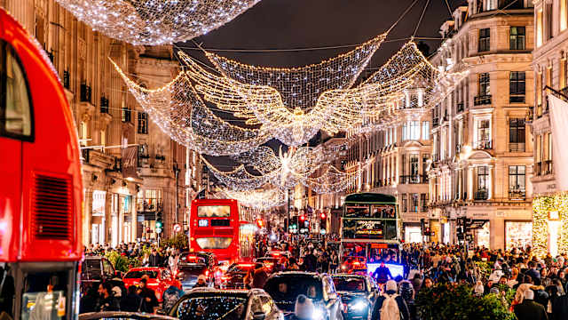 Weihnachtlich geschmückte Regent Street und Menschenmassen, London, UK. © Alexander Spatari via Getty Images