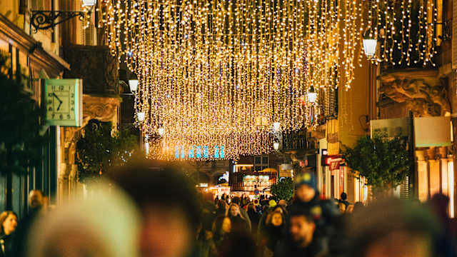 Volle Einkaufsstraße, die weihnachtlich geschmückt ist in Straßburg, Frankreich. © Adrian Hancu via Getty Images