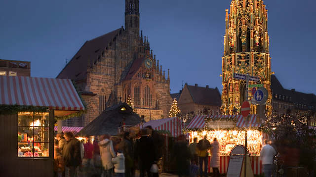 Weihnachtsmarkt an der Liebfrauenkirche in Nürnberg, Deutschland. © Jon Hicks via Getty Images