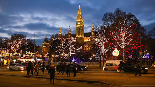 Blick auf das erleuchtete Rathaus und den Weihnachtsmarkt in Wien, Österreich. © Beata Zawrzel/NurPhoto via Getty Images