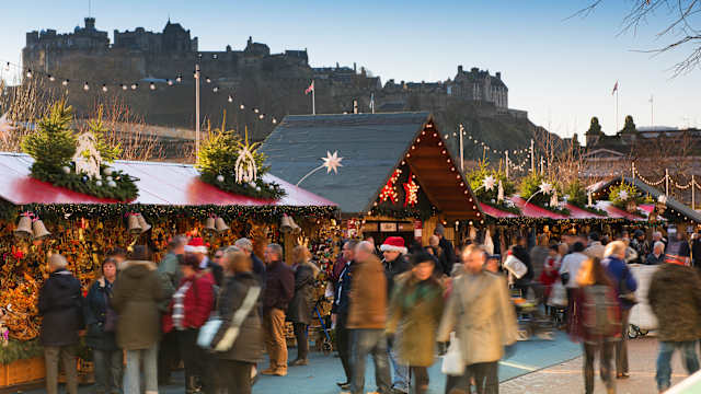 Weihnachtsmarkt auf Edinburgh’s Princes Street, Schottland, Großbritannien. © Travelpix Ltd via Getty Images