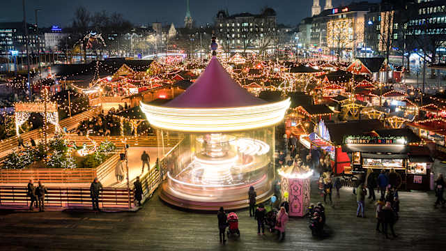Blick auf den Züricher Christkindelsmarkt bei Nacht, Schweiz. © Sandro Bisaro via Getty Images