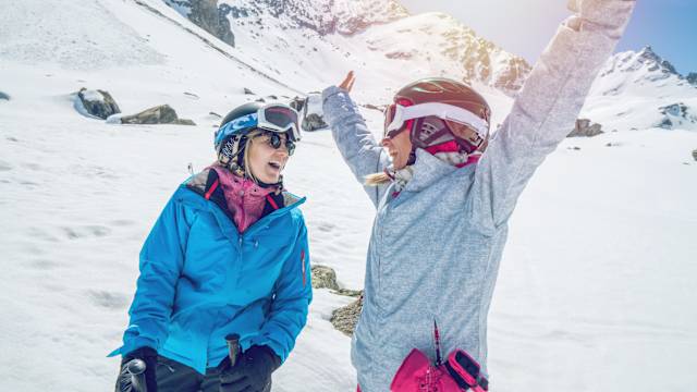 Zwei Mädchen auf der Skipiste, Schweiz. © swissmediavision via Getty Images