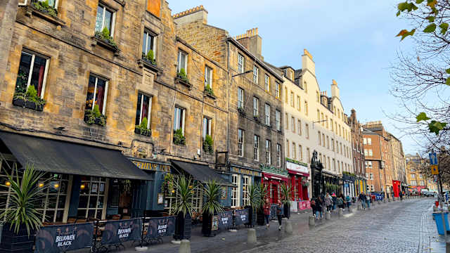 Eine Straße im schottischen Edinburgh im November