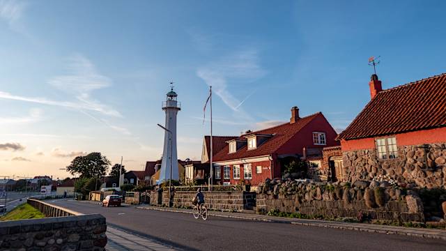 Rote Häuser, Leuchtturm und Steinmauer in einem Städtchen auf Bornholm
