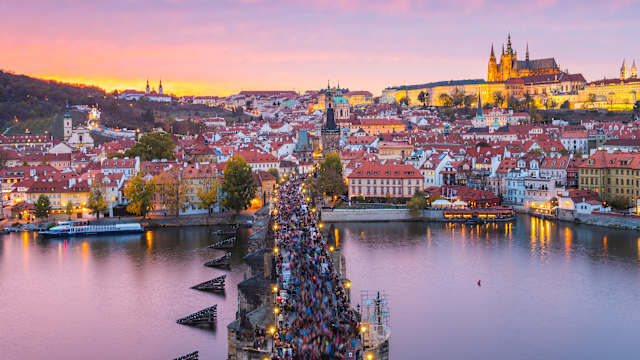 Karlsbrücke und Blick auf Prag m November