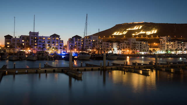 Ein Hafen bei Nacht