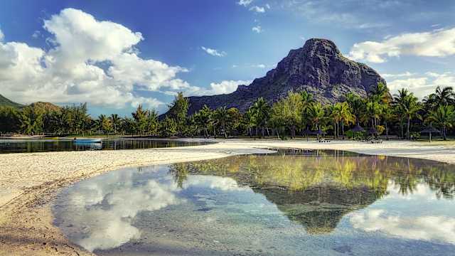 Ein Berg der sich einem Gewässer spiegelt