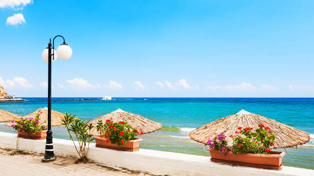 Ein Strand mit Strohschirmen
