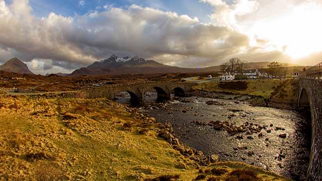 Eine Brück in felsiger Landschaft