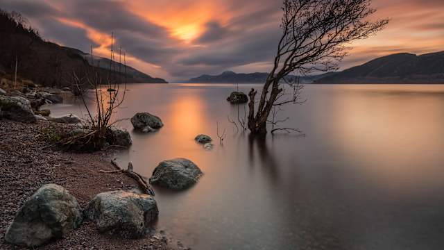 Ein See bei Sonnenuntergang