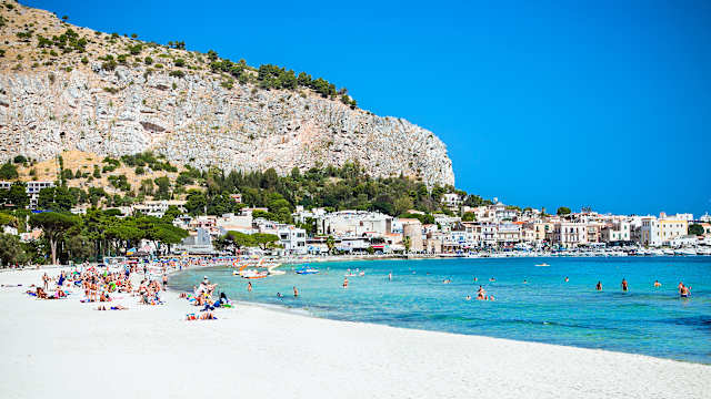 Weißer Sand und türkisfarbenes Meer auf dem Mondello Beach, Mondello