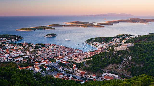 Hafen Hvar, Insel Hvar, Kroatien © GettyImages - 	Jeremy Woodhouse
