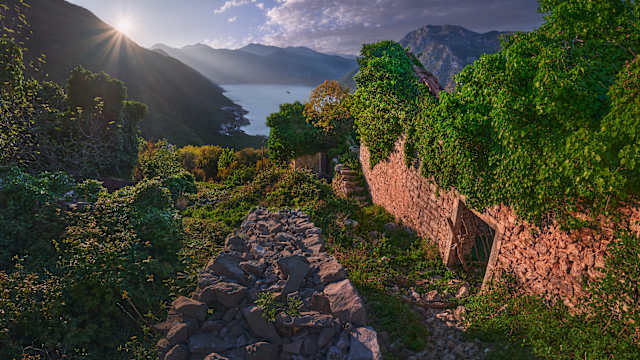 Blick auf eine Bucht mit historischen Mauern