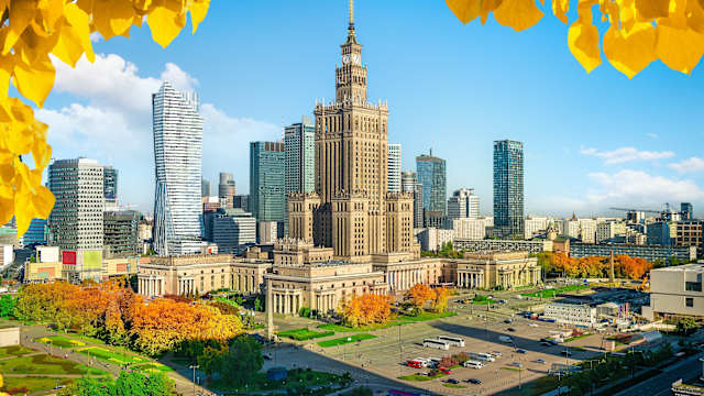 Hohes historisches Gebäude umgeben von Glasgebäuden