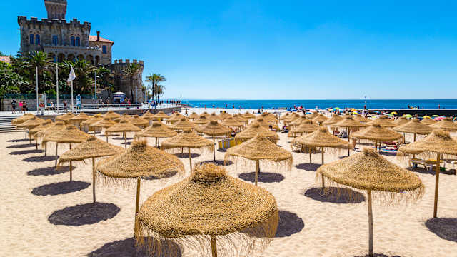 Ein Strand voller Strohsonnenschirme