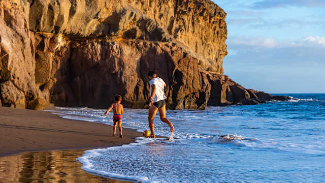 Mann mit Kind am Strand auf Gran Canaria, Spanien