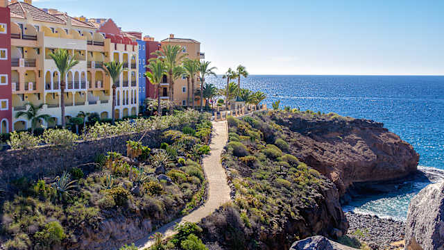 Bunte Häuser und Palmen an der Küste