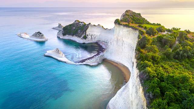 Weiße grünbewachsene Klippen