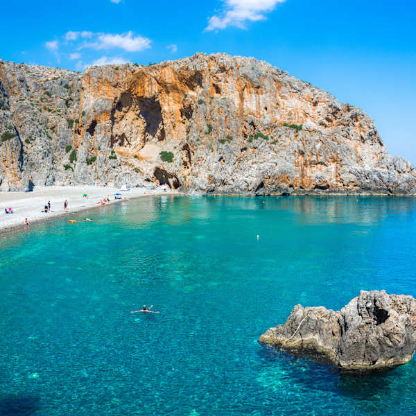 Bucht mit Sandstrand und türkisem Wasser
