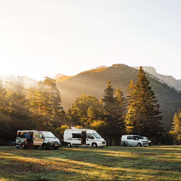 Bevor es auf Tour geht, sollten Camper oder Wohnmobil noch einmal richtig durchgecheckt werden. © AdriaVidal/Shutterstock.com