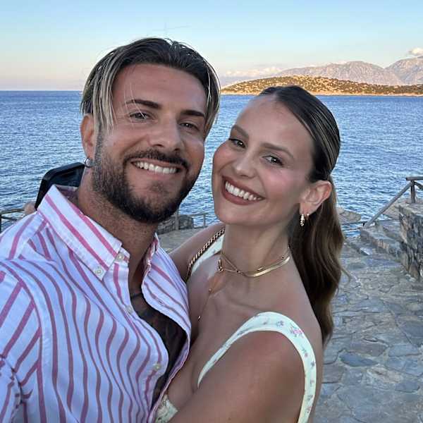 Pärchenbild vor dem Strand von Stephi und Julian © Stephi & Julian