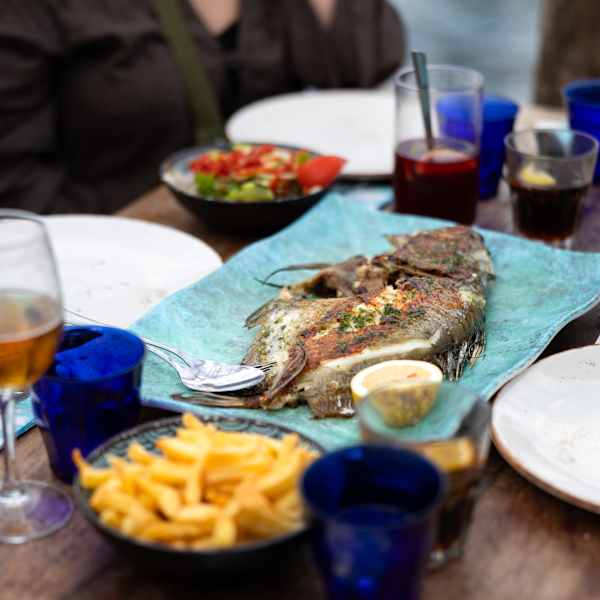 Tisch mit einem Fisch in einem Restaurant