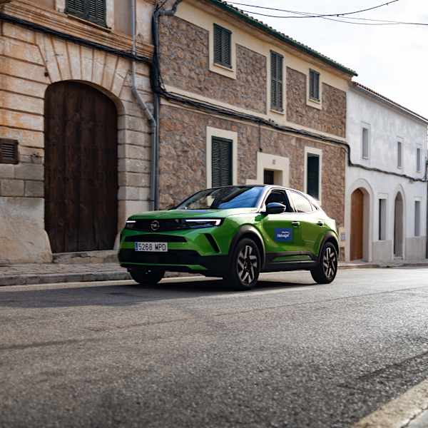Grüner Mietwagen auf einer Straße