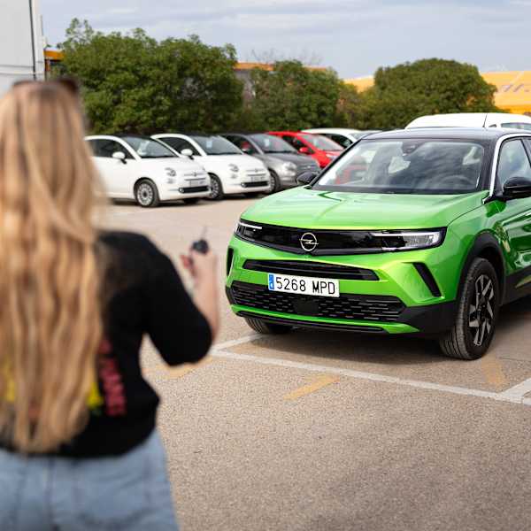 Mietwagen auf einem Parkplatz abholen