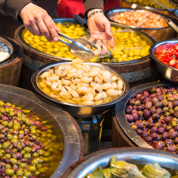 Oliven auf dem Wochenmarkt in Catania, Sizilien