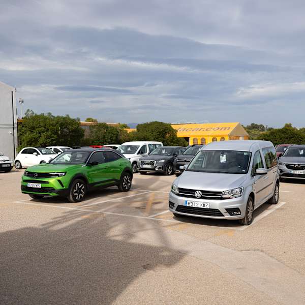 Parkplatz für Mietwagenabholung auf Mallorca, Spanien