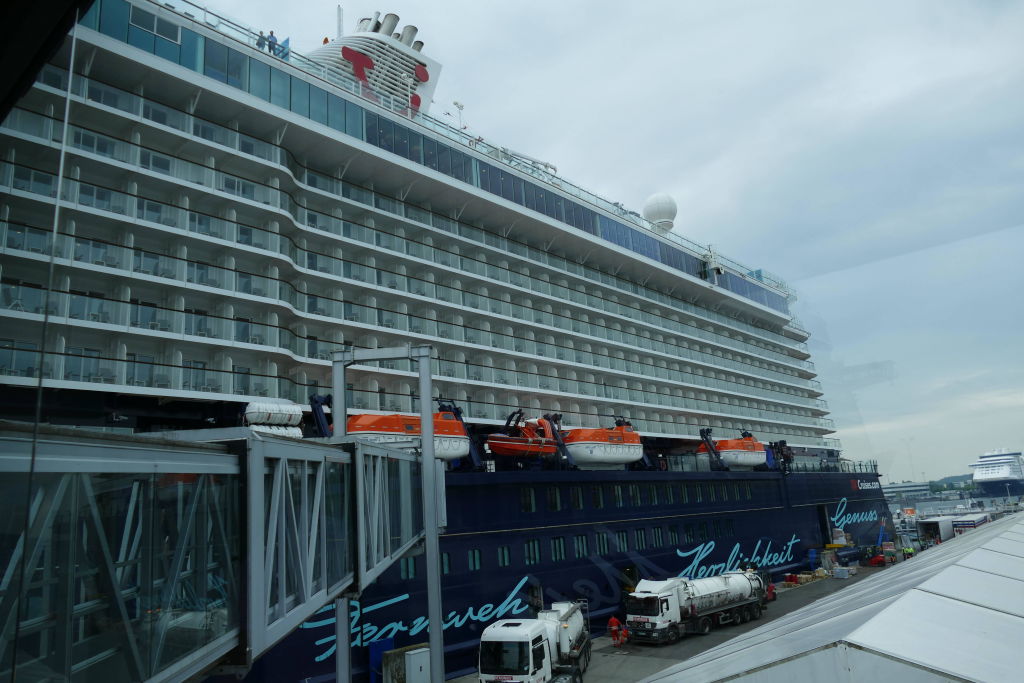 Kiel Terminal Gangway Zum Schiff Mein Schiff 4 Holidaycheck