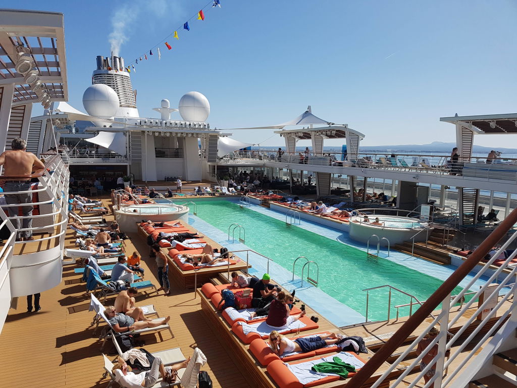 Sonnendeck Und Pool Mein Schiff 5 Holidaycheck