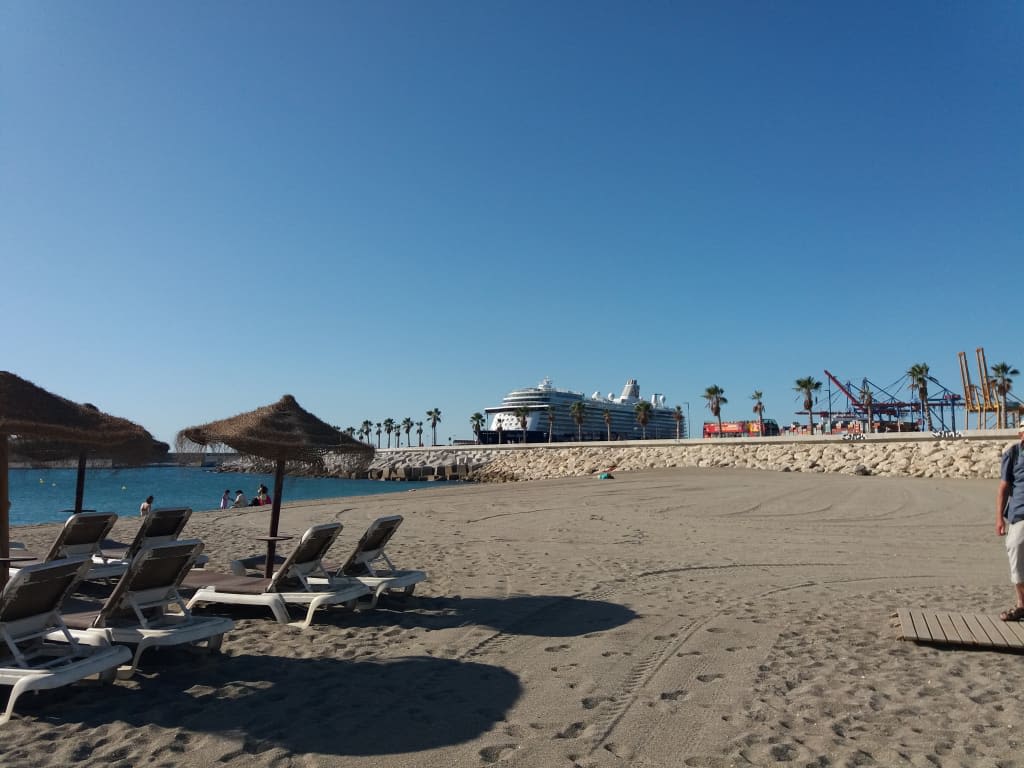 Toller Liegeplatz Am Strand Von Malaga Mein Schiff 5