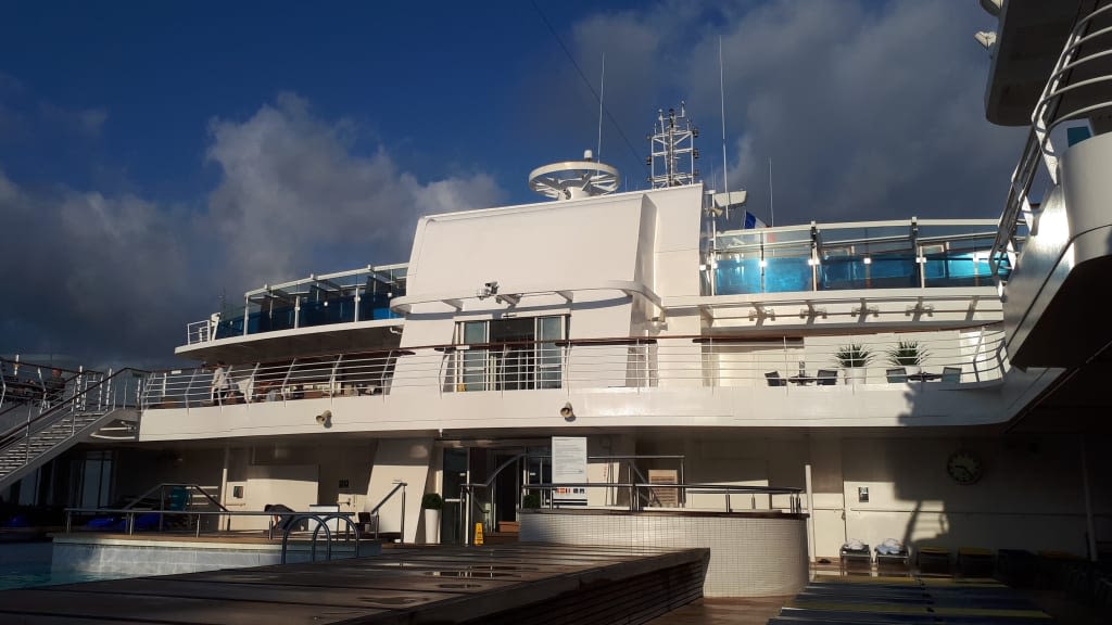 Blick Vom Pool Auf Entspannungslogen Mein Schiff 3