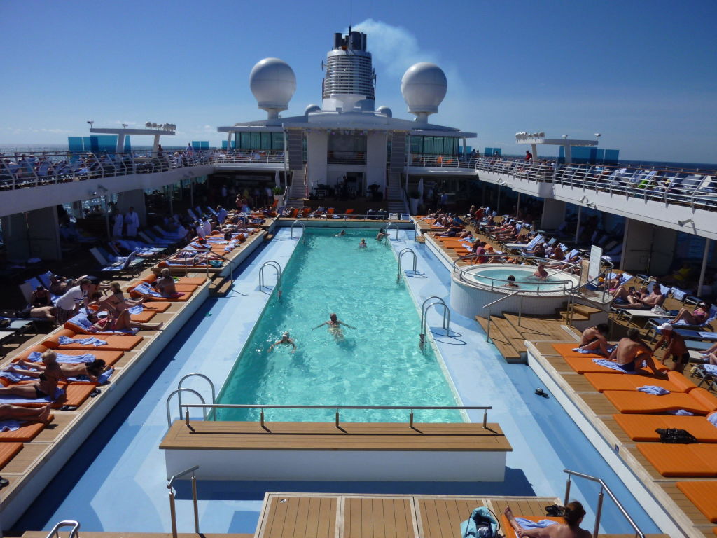 Pooldeck Mit Liegen Mein Schiff 3 Holidaycheck