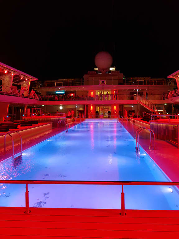 Pool Bei Nacht Mein Schiff 6 Holidaycheck