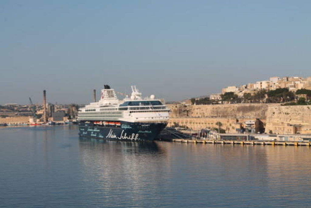 Im Hafen Von La Vallettamalta Alte Mein Schiff 2