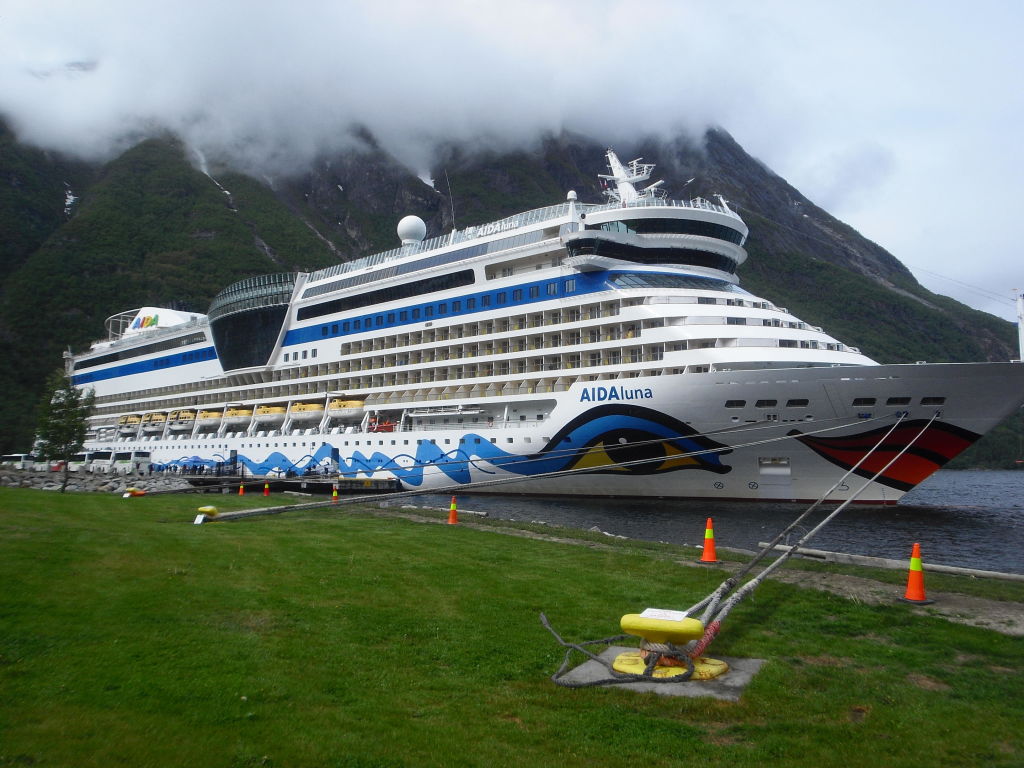 Aida Luna Im Hafen Von Eidfjord Norwegen Aidaluna