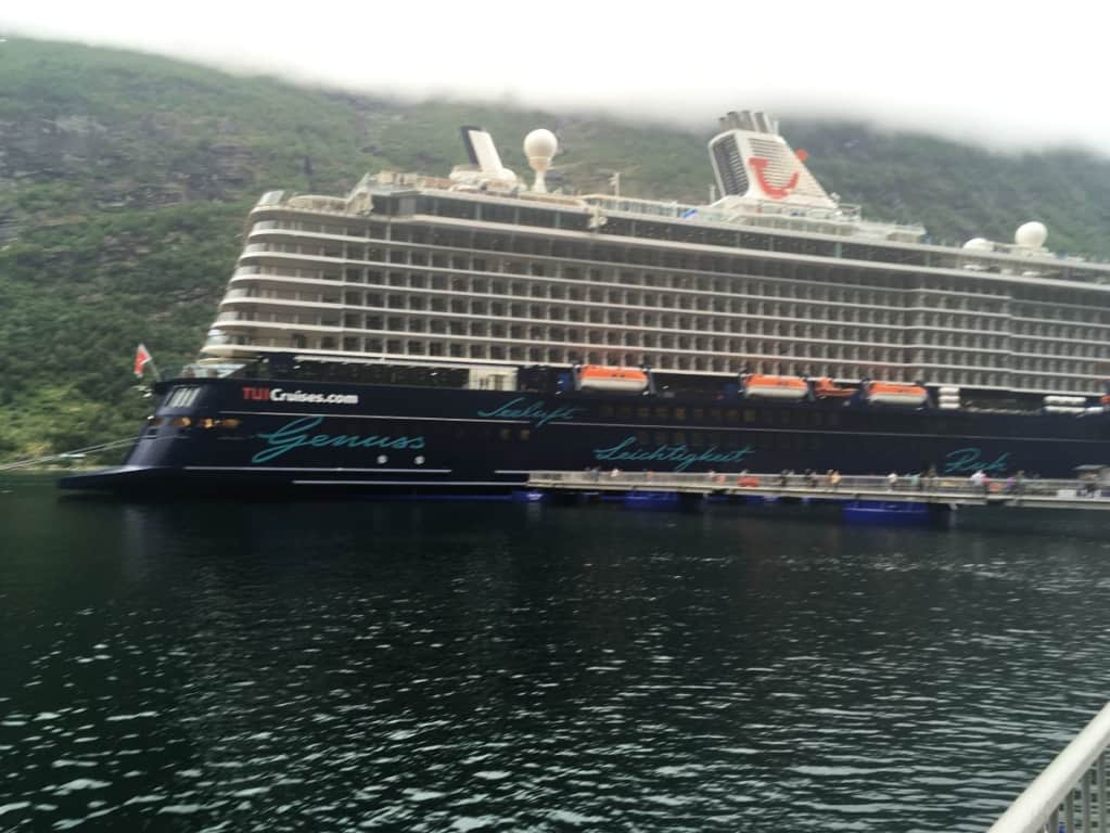 Außenansicht Im Norwegengeirangerfjord Mein Schiff 5