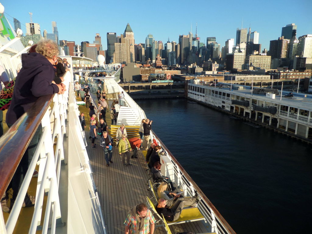 Die Aida Diva An Der Pier Von Manhattan Aidadiva