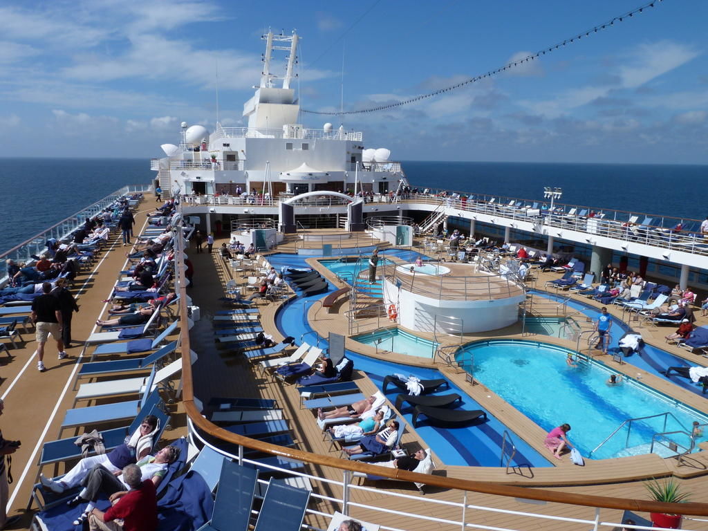 Pooldeck Am Ersten Seetag Alte Mein Schiff 2 Holidaycheck