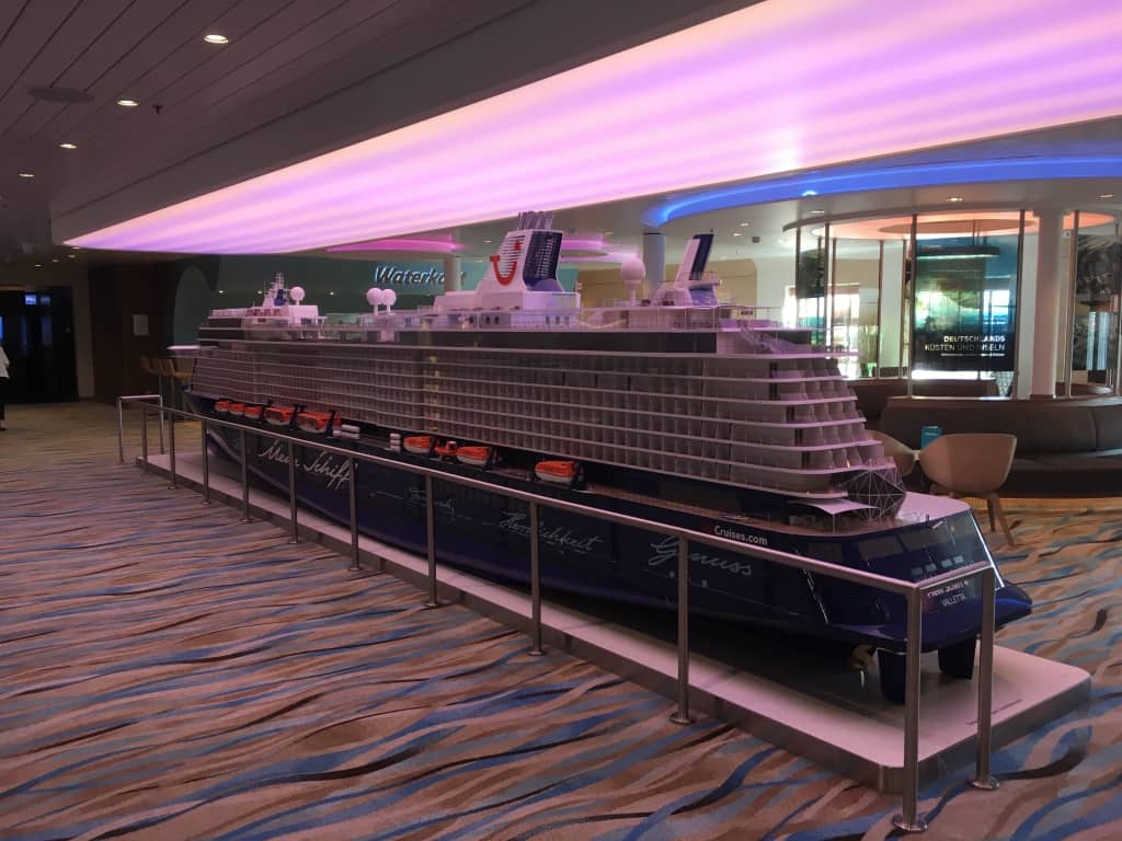 Waterkant Bar Mit Schiffsmodell Mein Schiff 4 Holidaycheck