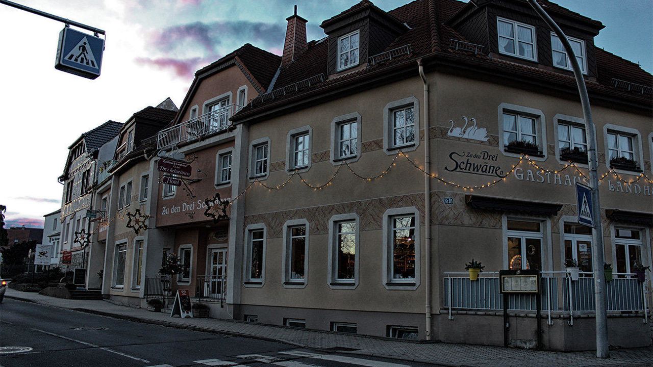 Landhotel Zu den drei Schwänen (Bad Klosterlausnitz) • HolidayCheck ...