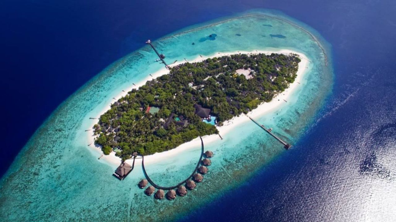 Adaaran Select Meedhupparu Island Resort in Ugoofaaru ...