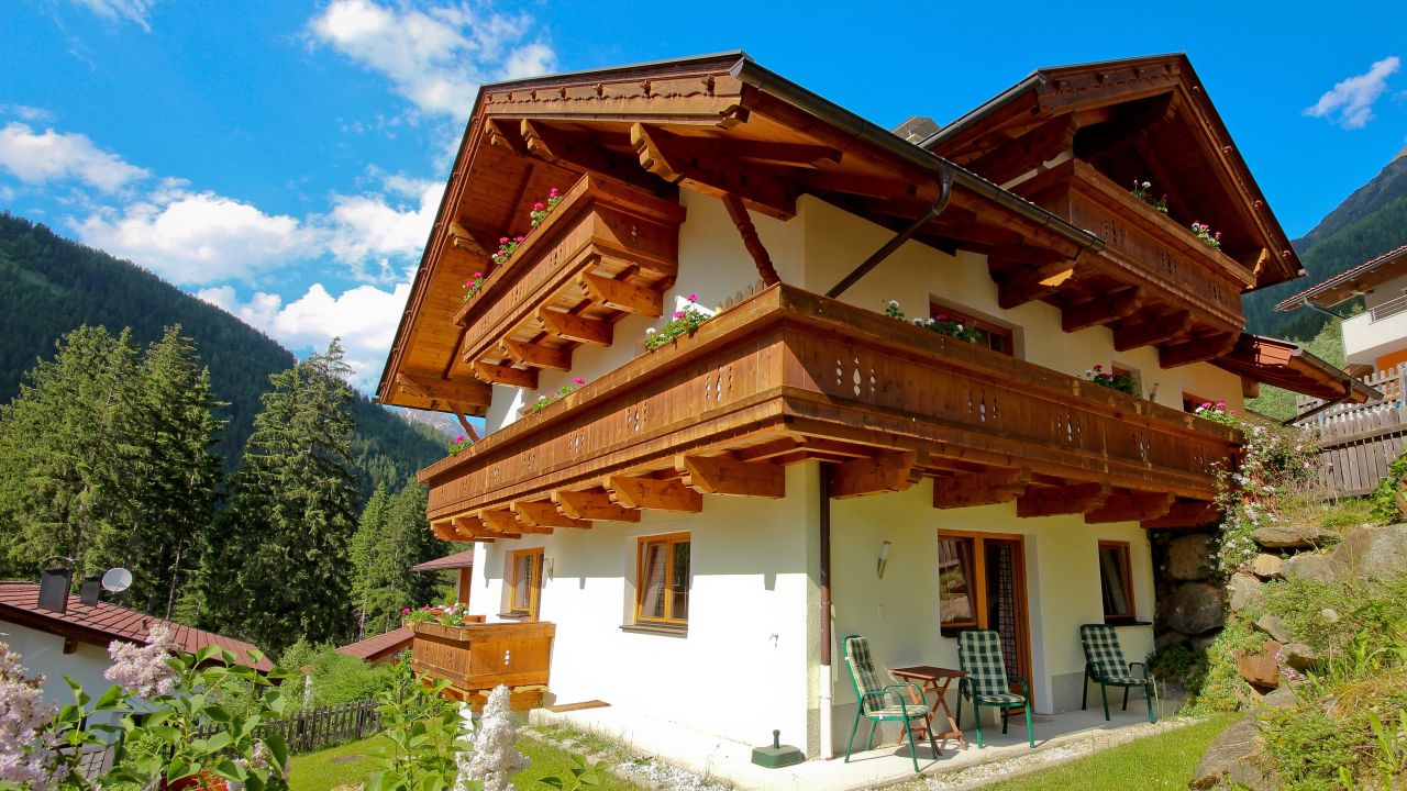 Ferienwohnungen Haus Alpenkönig & Alpenkönigin (Neustift