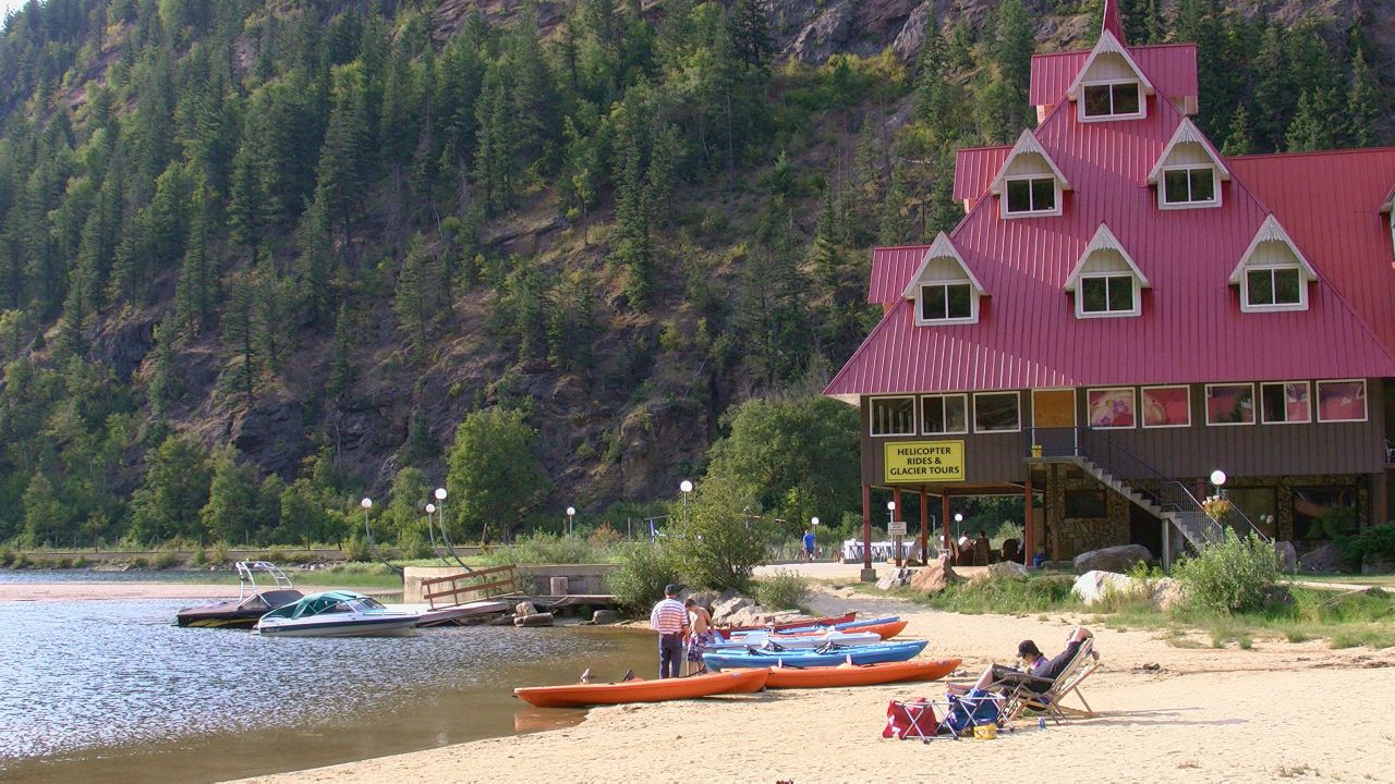 Hotel Three Valley Lake Chateau in Revelstoke • HolidayCheck British